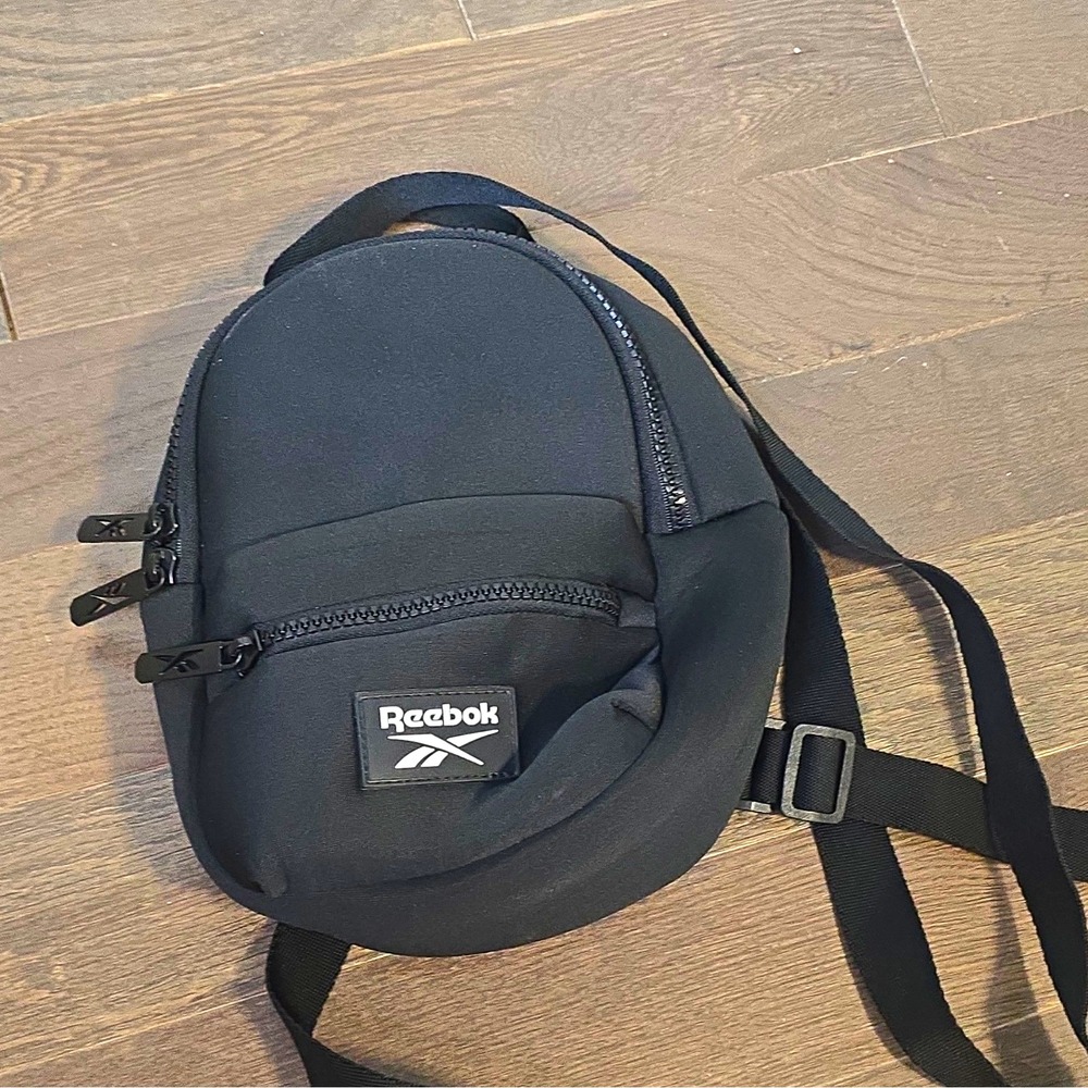 Reebok Small Black Crossbody Sling Bag Zip Closure Adjustable Strap Unisex